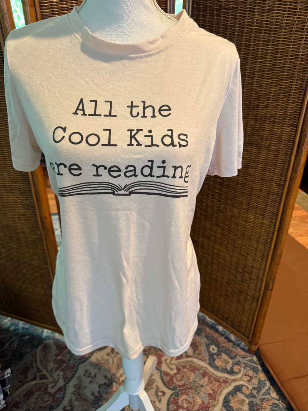 All the Cool Kids Are Reading Graphic Tee